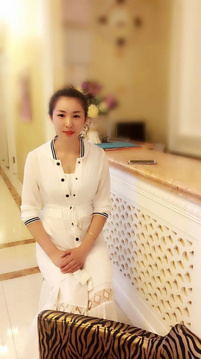 色白できれいな中国人女性20代