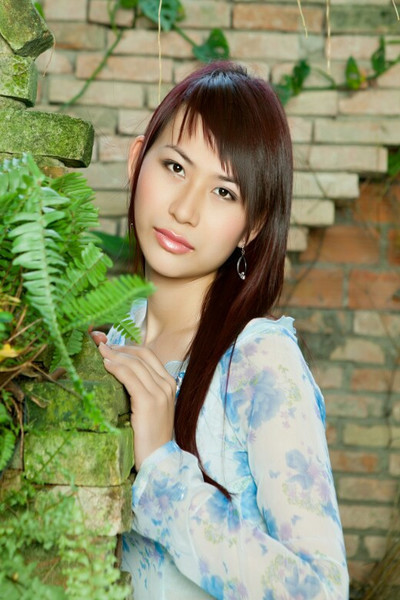 アオザイ姿が美しいベトナム女性20代