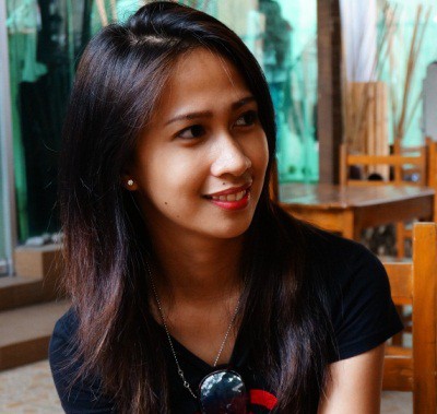 見返り美人のフィリピン女性20代