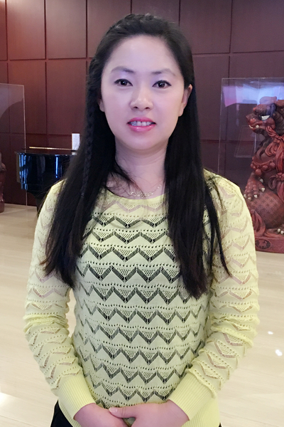 頑張り屋の明るい中国女性30代
