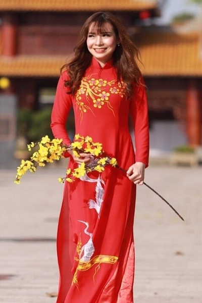 アオザイの似合うベトナム女性20代