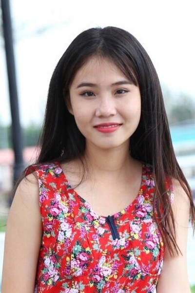 長い黒髪が自慢のチャーミングなベトナム女性20代