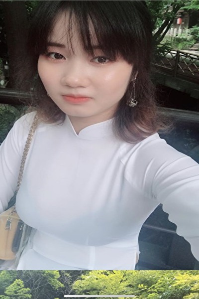 福岡県在中の長身でアオザイがよく似合うシンプルなベトナム女性20代