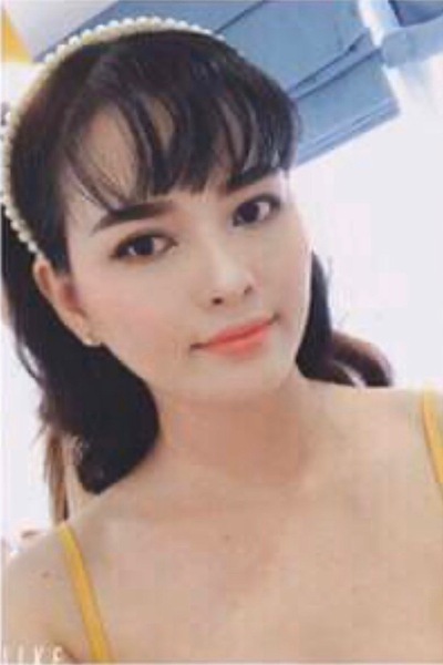 アオザイが似合う素敵なベトナム女性30代