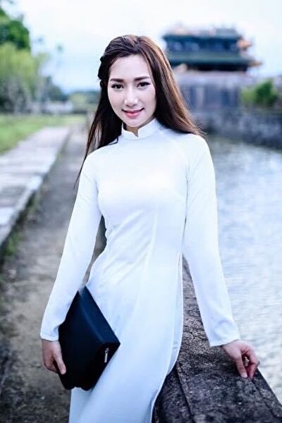 アオザイの似合う素敵なベトナム女性20代（SAM22226）