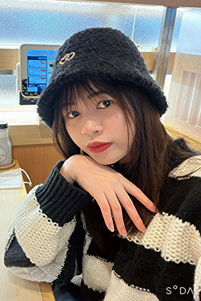 いつも幸せを感じている脚の綺麗なベトナム女性20代（TH25440 ）