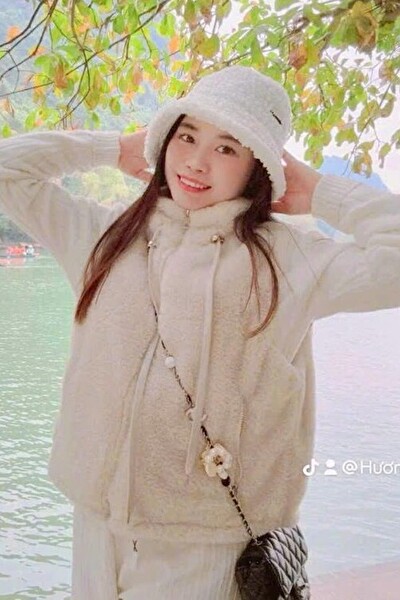 大阪在中の文化と料理を探索するベトナム女性20代（HV25301 ）
