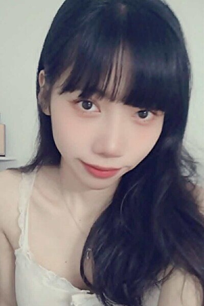 楽器が好きな社交的なベトナム女性20代（TH25538 ）